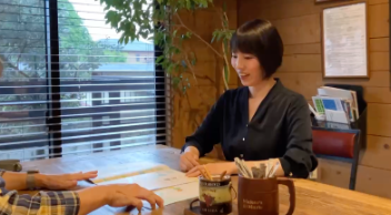 ログハウスで相談を受ける木庭理恵